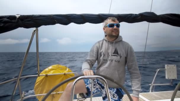 Joven navegando en el mar Caribe — Vídeos de Stock