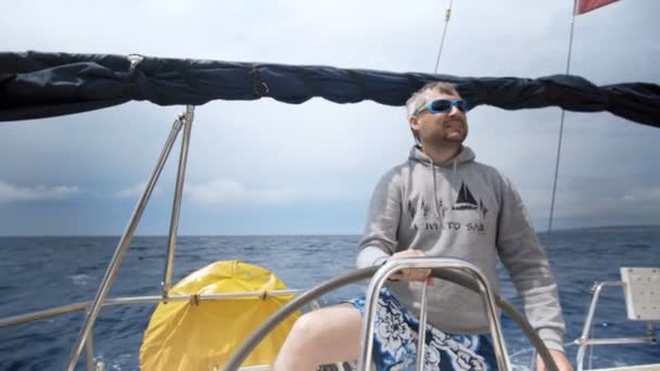 Patrón adulto maduro conduciendo un velero — Vídeos de Stock