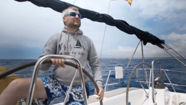 Jovem navegando no mar do Caribe — Vídeo de Stock