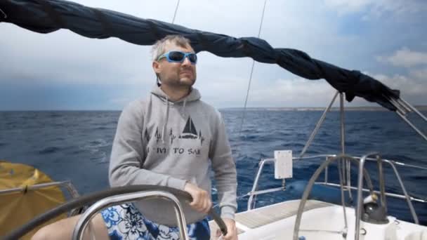 Skipper em barco à vela no mar Adriático — Vídeo de Stock