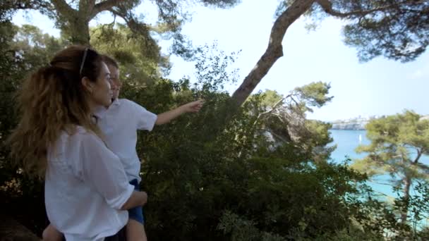 Syn a matka jsou procházky v parku u moře — Stock video