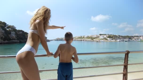 Filho e mãe estão caminhando perto do mar — Vídeo de Stock