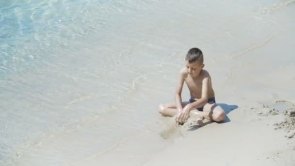 Criança brincando na praia — Vídeo de Stock