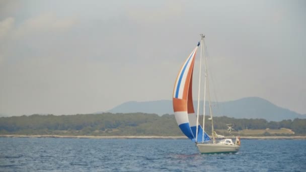 Un velero en el horizonte en el hermoso océano Caribe — Vídeos de Stock