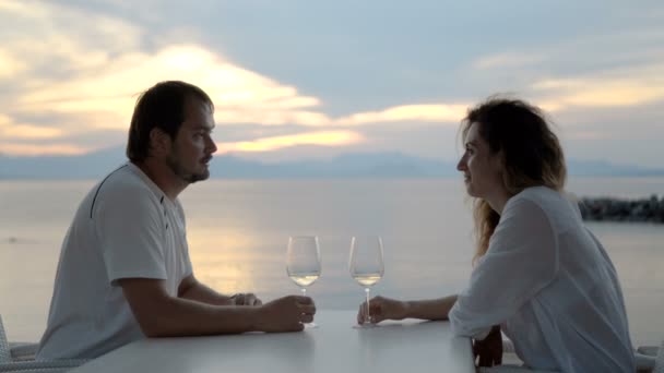 Glückliches Paar feiert bei einem Glas Weißwein am Strand bei Sonnenuntergang — Stockvideo