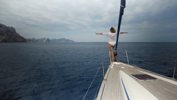 Girl standing on the bow of sailing boat on Mediterranean sea. — Stock Video