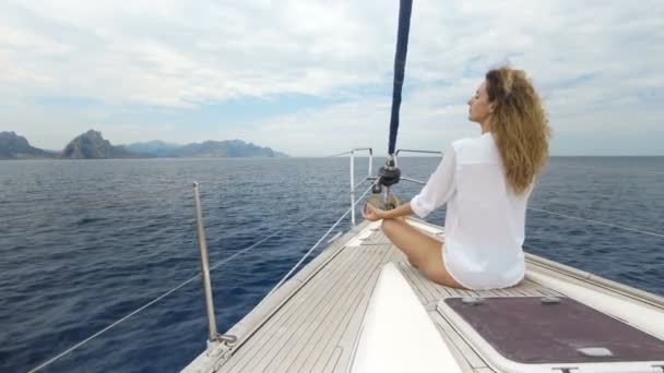 Bella giovane donna in bianco sulla prua dello yacht — Video Stock