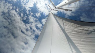White yat yelken tekne Lake Taupo North Island Yeni Zelanda üzerinde yelken