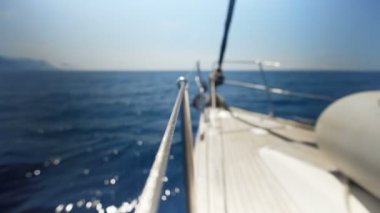 Yat üzerinde yüzen bir yay.