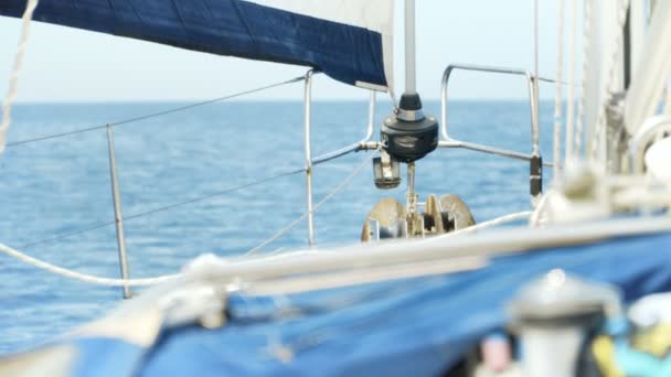 Vista en proa de yate flotando en el mar — Vídeos de Stock