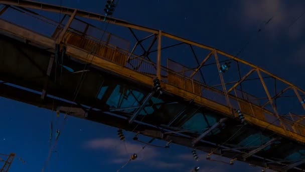 Brücke im Hintergrund des abendlichen Sternenhimmels. der Himmel verwandelt sich in Nacht und mehrere Sternenzeitabschnitte erscheinen. — Stockvideo