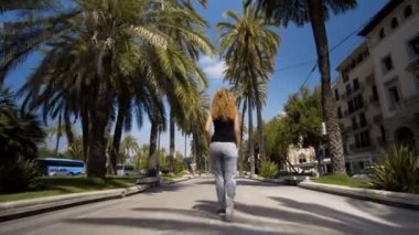 Arka görünümü turist kadın yürüyüş dar sokaklarında Avrupa yaz tatil seyahat tatil macera zevk Barcelona giyen şirin yazlık elbise