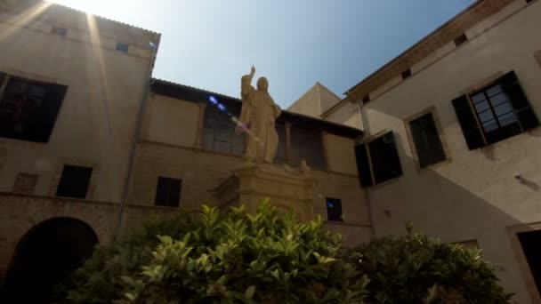 Мадрид Іспанії Санта Марія Альмудена і статуя Папа Римський Іоанн Ii — стокове відео