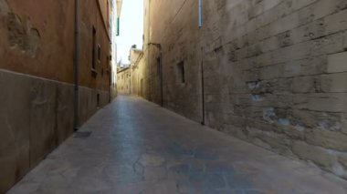 Arka görünümü turist kadın yürüyüş dar sokaklarında Avrupa yaz tatil seyahat tatil macera zevk Barcelona giyen şirin yazlık elbise