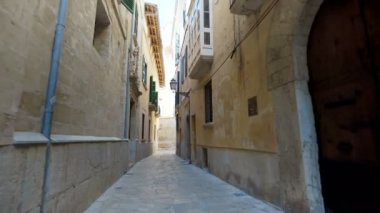 Arka görünümü turist kadın yürüyüş dar sokaklarında Avrupa yaz tatil seyahat tatil macera zevk Barcelona giyen şirin yazlık elbise