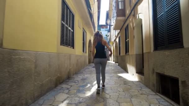 Vue arriere femme touristique Promenade dans les rues étroites de Barcelone Portant une jolie robe d'été profitant des vacances d'été européennes voyage aventure vacances — Video