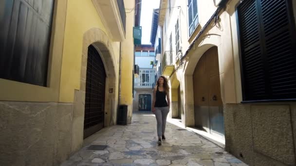 Vista trasera mujer turista Caminar por calles estrechas de Barcelona Usar lindo vestido de verano disfrutando de vacaciones de verano europeas aventura de vacaciones — Vídeo de stock