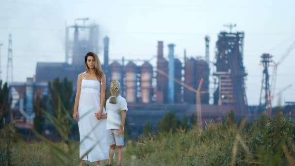 Poluição ambiental, desastre ecológico, guerra nuclear, conceito pós-apocalipse. Cuidar das gerações futuras. Mãe e criança em máscara protetora, guarda-rosto para evitar respirar ar tóxico . — Vídeo de Stock