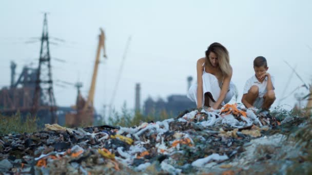 Mutter und Sohn. Müllhalde. industrielle Fabrik auf einem Hintergrund. Umweltverschmutzungskonzept. — Stockvideo