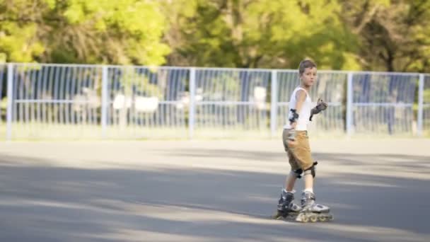 Little boy, seven years old, scatting downhill — Stock Video