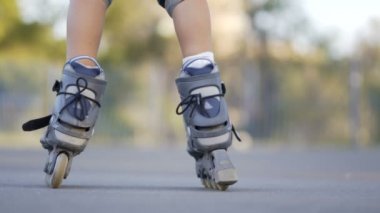 Tekerlekli paten sürmek. Litle çocuk