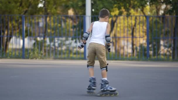 小さな男の子が、7 歳、下り坂を駆使 — ストック動画