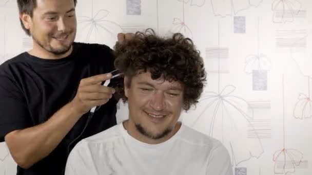 Friseur schneidet dem Kunden mit Trimmer die Haare. Zeitraffer — Stockvideo