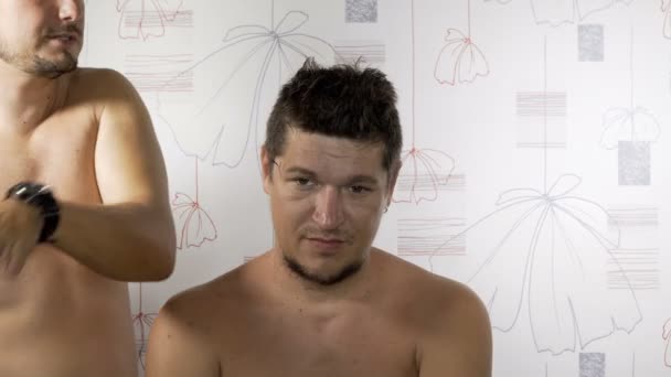 Парикмахер стрижет волосы клиента — стоковое видео