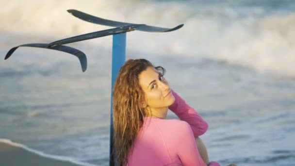 Meisje op het strand met een bord draagvleugelboot — Stockvideo