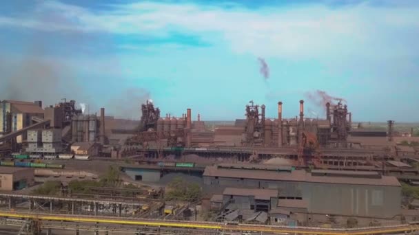 从空气中的鼓风炉视图 老工厂 从冶金厂空气污染看工业城市的鸟瞰 — 图库视频影像