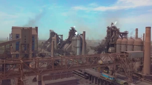 Vue sur le haut fourneau depuis l'air. Ancienne usine. Vue aérienne de la ville industrialisée avec pollution atmosphérique par les installations métallurgiques . — Video