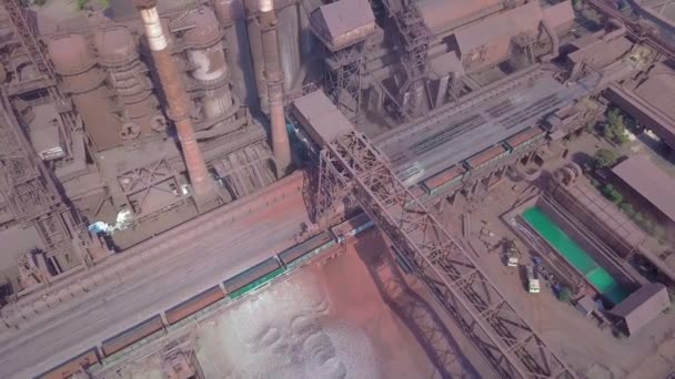 Masugnen vy från luften. Gamla fabriken. Flygfoto över industrialiserade stad med atmosfär luftföroreningar från metallurgical växten. — Stockvideo