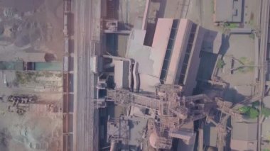 Yüksek fırın görünüm havadan. Eski fabrika. Hava atmosfer kirliliği Metalurji tesisi ile sanayileşmiş şehir üzerinde havadan görünümü.