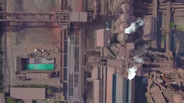 Masugnen vy från luften. Gamla fabriken. Flygfoto över industrialiserade stad med atmosfär luftföroreningar från metallurgical växten. — Stockvideo