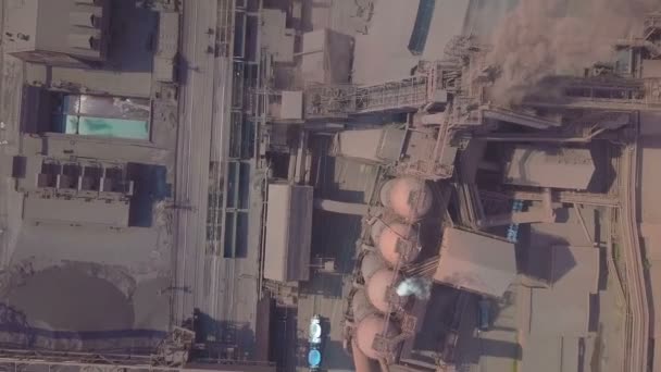 Vue sur le haut fourneau depuis l'air. Ancienne usine. Vue aérienne de la ville industrialisée avec pollution atmosphérique par les installations métallurgiques .