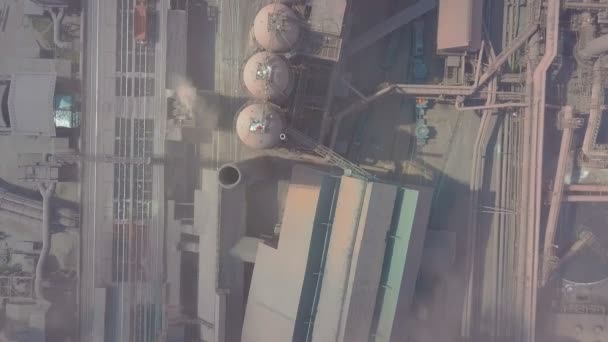 Vue sur le haut fourneau depuis l'air. Ancienne usine. Vue aérienne de la ville industrialisée avec pollution atmosphérique par les installations métallurgiques .