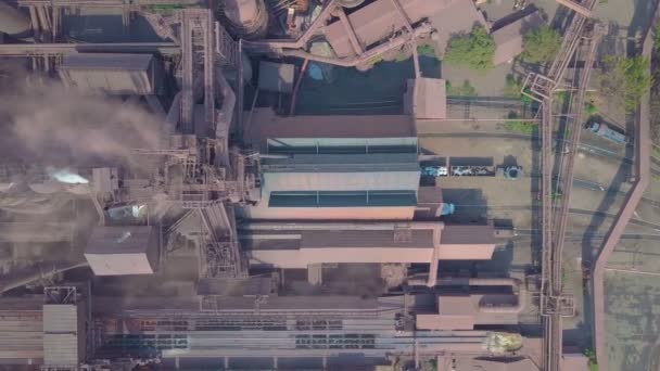 Hochofenblick aus der Luft. Alte Fabrik. Luftaufnahme über der Industriestadt mit Luftverschmutzung durch metallurgische Anlagen. — Stockvideo