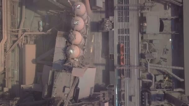 Vue aérienne. Ancienne usine. Ville avec pollution atmosphérique par les installations métallurgiques .