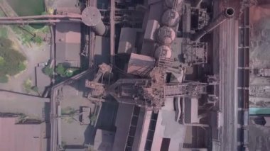 Havadan görünümü. Eski fabrika. Şehir Hava atmosfer kirliliği Metalurji tesisi ile.