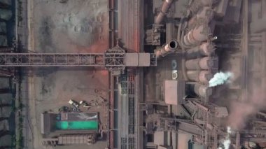 Fabrika borusundan büyük kırmızı ve beyaz borulu sanayi bölgesi kalın beyaz duman dökülüyor. Çevrenin kirliliği: dumanlı bir pipo. Hava görünümü