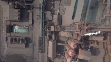 Fabrika borusundan büyük kırmızı ve beyaz borulu sanayi bölgesi kalın beyaz duman dökülüyor. Çevrenin kirliliği: dumanlı bir pipo. Hava görünümü
