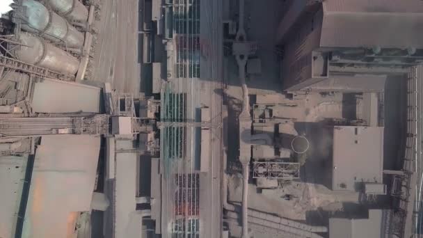 La zone industrielle avec un grand tuyau rouge et blanc épaisse fumée blanche est versée du tuyau d'usine. Pollution de l'environnement : une pipe à fumée. Vue aérienne