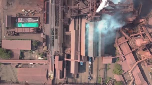 Émissions atmosphériques des tuyaux industriels. Tuyaux Smokestack, Vue sur le dessus — Video