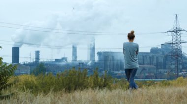 Kız arka planda Sanayi Boruları Pollute atmosfer ile duman