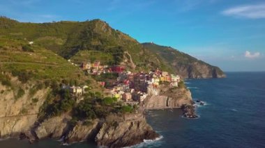 Cliff kayalar ve turkuaz deniz hava görünümünü Manarola köyü. Güzel ve rahat kasabada Cinque Terre rezerv, Liguria, İtalya, Avrupa görünümünü çarpıcı. Seyahat hedef, macera kavramı.