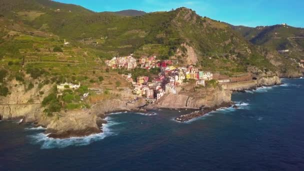 Vue aérienne du village de Manarola sur les falaises rocheuses et la mer turquoise. Vue imprenable sur la belle et confortable ville de Cinque Terre Reserve, Ligurie, Italie, Europe. Destination voyage, concept d'aventure .