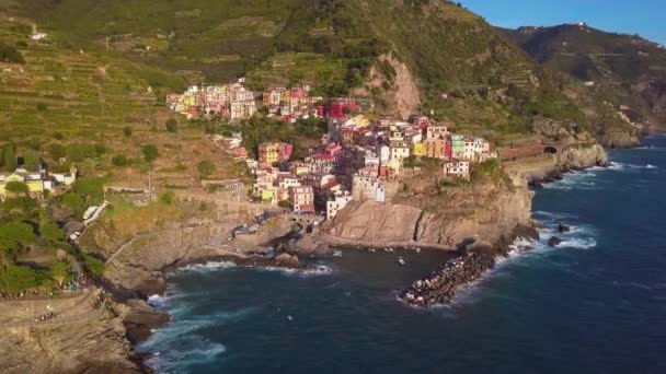 Εναέρια άποψη του χωριού Manarola βράχου βράχια και τιρκουάζ νερά. Εκπληκτική θέα από την όμορφη και ζεστή πόλη στο αποθεματικό Cinque Terre, Liguria, Ιταλία, Ευρώπη. Ταξιδιωτικο προορισμο, έννοια περιπέτεια. — Αρχείο Βίντεο