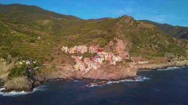 Manarola Köyü, İtalya 'nın Cinque Terre Sahili. Manarola, İtalya 'nın kuzeyindeki Liguria eyaletinin La Spezia eyaletine bağlı küçük bir kasabadır..