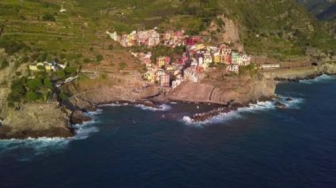 Manarola Köyü, İtalya 'nın Cinque Terre Sahili. Manarola, İtalya 'nın kuzeyindeki Liguria eyaletinin La Spezia eyaletine bağlı küçük bir kasabadır..