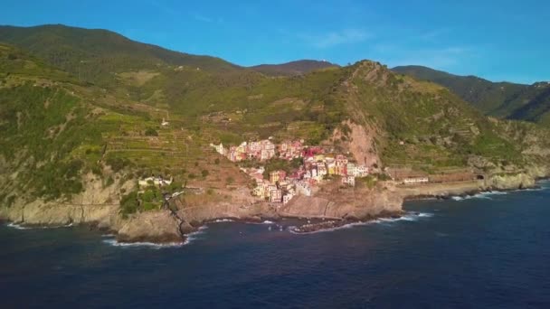 Flygfoto över Manarola i Cinque Terre, Italien — Stockvideo